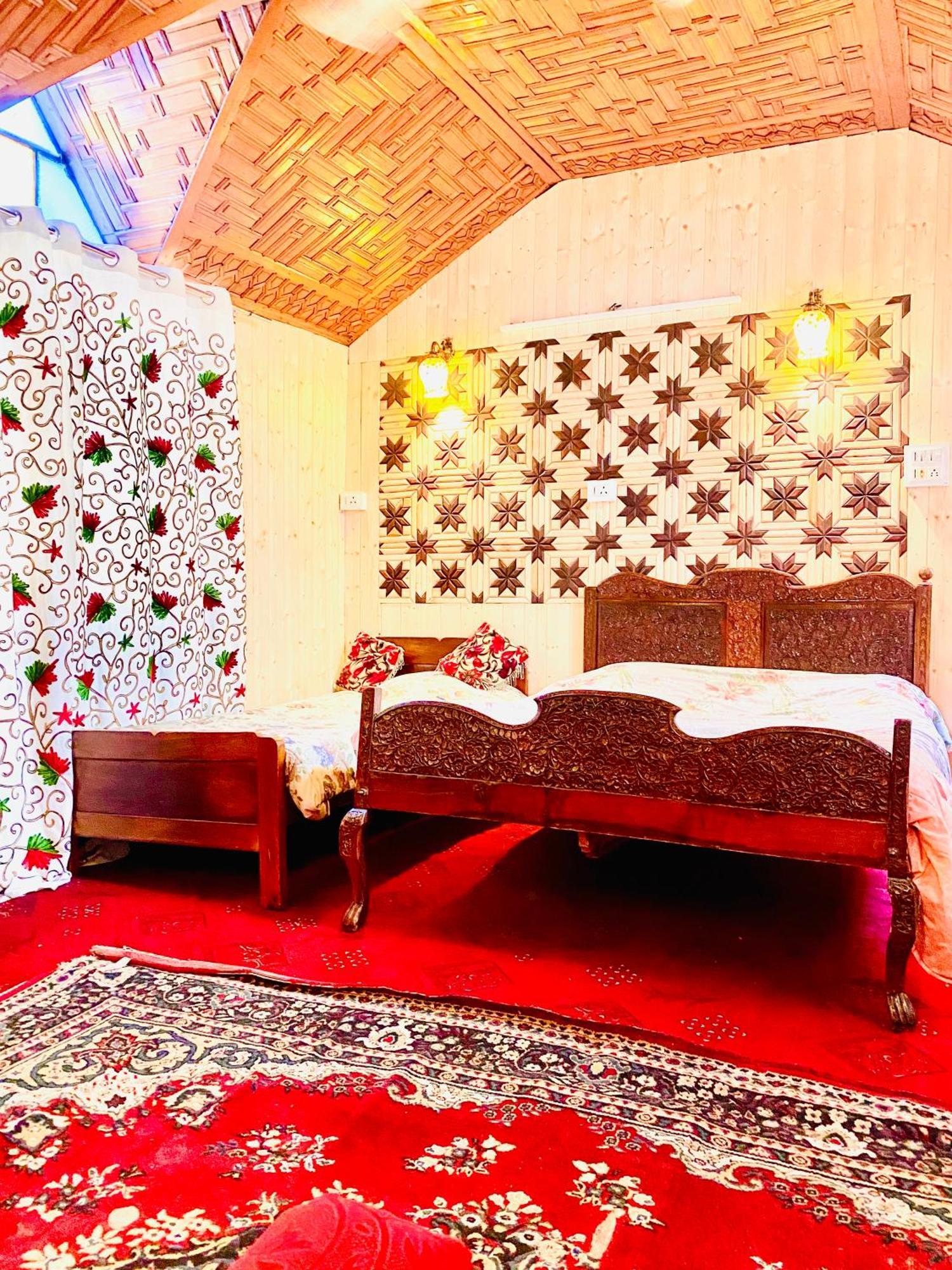 House Boat New Pala Palace Srīnagar Exterior foto